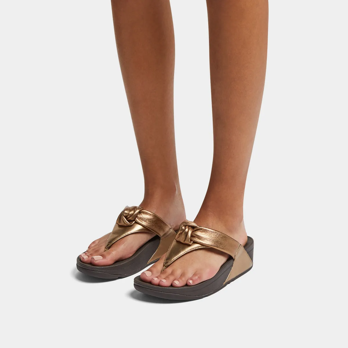 Fit Flop Lulu Padded Knot Metallic Toe Post Sandals Bronze כפכפי פיט פלופ